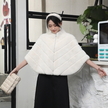 Palton din blană artificială de nurcă, încălzire îngroșată, croială lejeră, guler înalt, mâneci lungi, lungime medie-lungă (65–80 cm), pentru femei