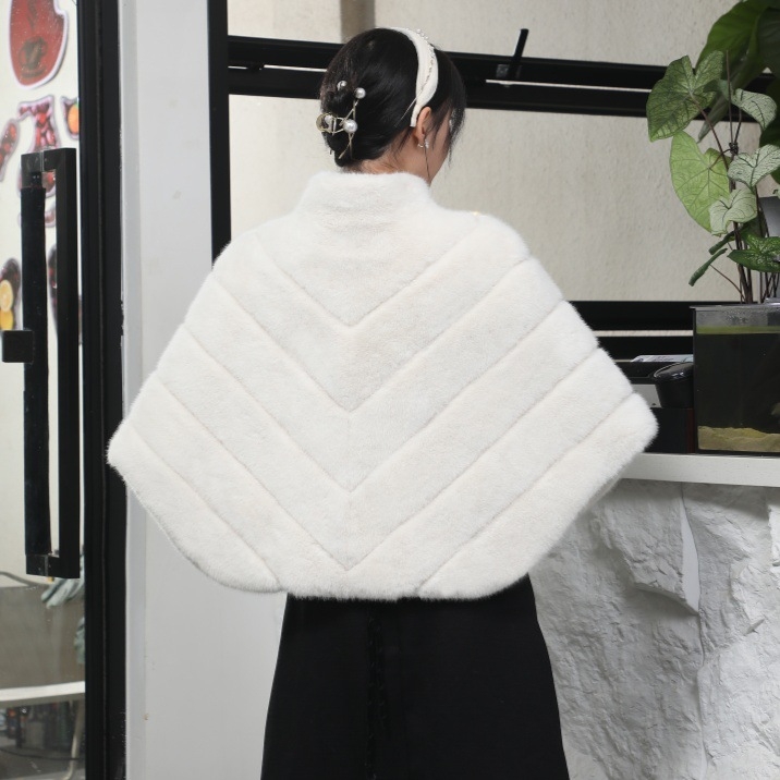 Palton din blană artificială de nurcă, încălzire îngroșată, croială lejeră, guler înalt, mâneci lungi, lungime medie-lungă (65–80 cm), pentru femei