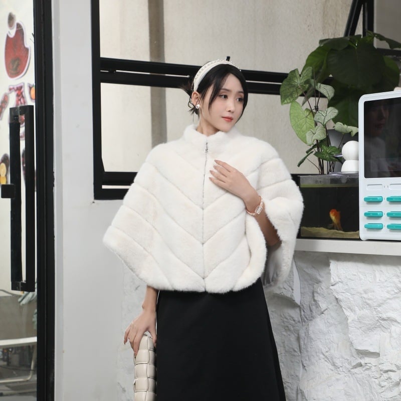 Palton din blană artificială de nurcă, încălzire îngroșată, croială lejeră, guler înalt, mâneci lungi, lungime medie-lungă (65–80 cm), pentru femei