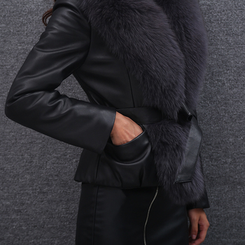 Ženski kratki PU kožni kaput s kragnom od umjetnog krzna, dugi rukavi, V izrez, elegantan stil, duljina 50–65 cm, proljeće 2024