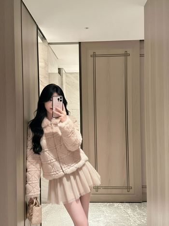 Sievietes kažokādas jaka ar imitētu kažokādu apkakli, jacquarda rombu raksts, īss brīvs siluets, rāvējslēdzējs, bieza siltuma