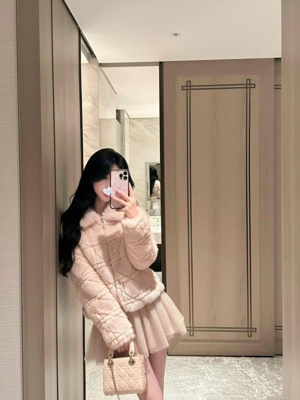 Sievietes kažokādas jaka ar imitētu kažokādu apkakli, jacquarda rombu raksts, īss brīvs siluets, rāvējslēdzējs, bieza siltuma