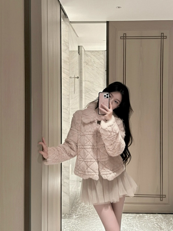 Sievietes kažokādas jaka ar imitētu kažokādu apkakli, jacquarda rombu raksts, īss brīvs siluets, rāvējslēdzējs, bieza siltuma