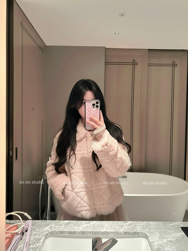 Sievietes kažokādas jaka ar imitētu kažokādu apkakli, jacquarda rombu raksts, īss brīvs siluets, rāvējslēdzējs, bieza siltuma