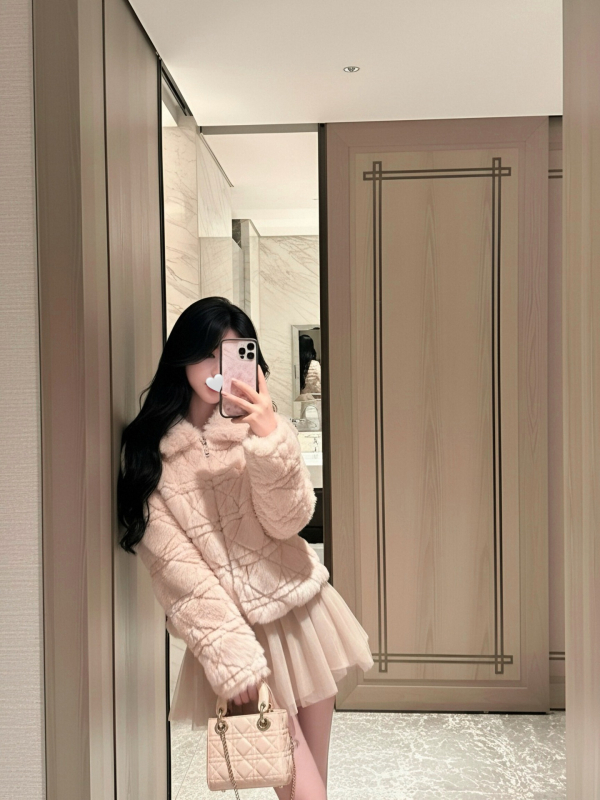 Sievietes kažokādas jaka ar imitētu kažokādu apkakli, jacquarda rombu raksts, īss brīvs siluets, rāvējslēdzējs, bieza siltuma