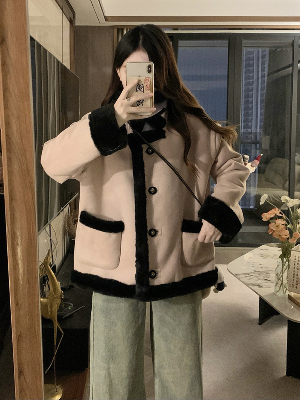 Palton dama mărimi mari, căptușit cu fleece poliester, guler rever, lungime medie (50–65 cm), lansare iarnă 2025