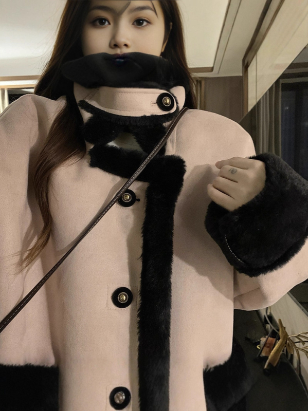 Palton dama mărimi mari, căptușit cu fleece poliester, guler rever, lungime medie (50–65 cm), lansare iarnă 2025