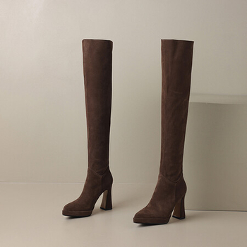 Μπότες μέχρι το γόνατο με υπερυψωμένο φαρδύ τακούνι, μυτερή μύτη, χαλαρή γραμμή, επάνω μέρος από γούνα προβάτου, αδιάβροχη πλατφόρμα