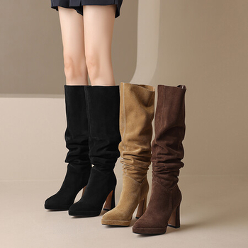 Μπότες μέχρι το γόνατο με υπερυψωμένο φαρδύ τακούνι, μυτερή μύτη, χαλαρή γραμμή, επάνω μέρος από γούνα προβάτου, αδιάβροχη πλατφόρμα