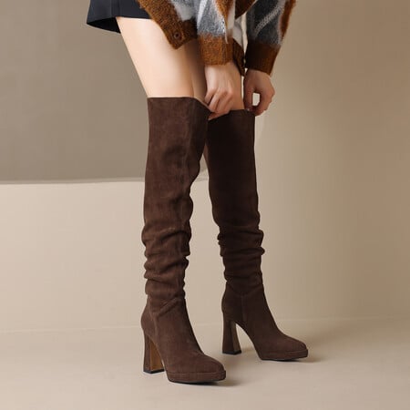 Μπότες μέχρι το γόνατο με υπερυψωμένο φαρδύ τακούνι, μυτερή μύτη, χαλαρή γραμμή, επάνω μέρος από γούνα προβάτου, αδιάβροχη πλατφόρμα