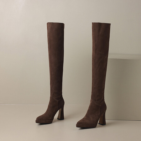 Μπότες μέχρι το γόνατο με υπερυψωμένο φαρδύ τακούνι, μυτερή μύτη, χαλαρή γραμμή, επάνω μέρος από γούνα προβάτου, αδιάβροχη πλατφόρμα