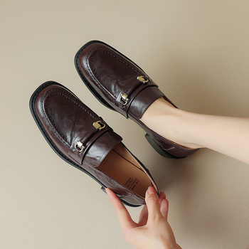 Loafers ruudukujulise ninaga, ülemine kiht kvaliteetsest lamba nahast, sisetald seakäina nahast, keskmise kõrgusega konts 3-5 cm