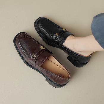 Loafers ruudukujulise ninaga, ülemine kiht kvaliteetsest lamba nahast, sisetald seakäina nahast, keskmise kõrgusega konts 3-5 cm