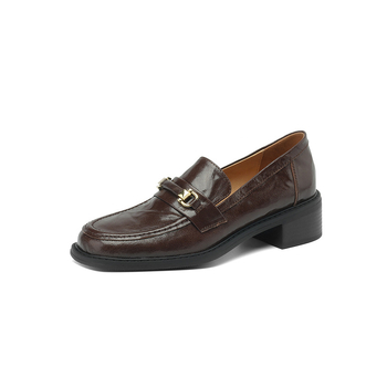 Loafers ruudukujulise ninaga, ülemine kiht kvaliteetsest lamba nahast, sisetald seakäina nahast, keskmise kõrgusega konts 3-5 cm