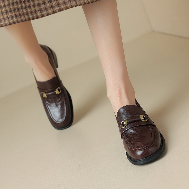 Loafers ruudukujulise ninaga, ülemine kiht kvaliteetsest lamba nahast, sisetald seakäina nahast, keskmise kõrgusega konts 3-5 cm