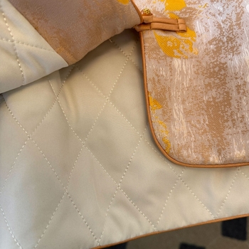 Jacquard kardigan s krznom lisice na rukavima, cvjetni uzorak, okrugli izrez, dugi rukavi, srednja duljina, zima 2025