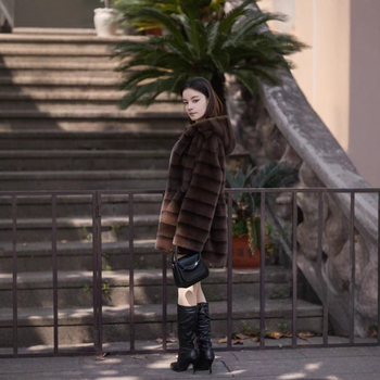 Дамско палто от изкуствен пух с качулка, средно дълго, дълги ръкави, зима 2025