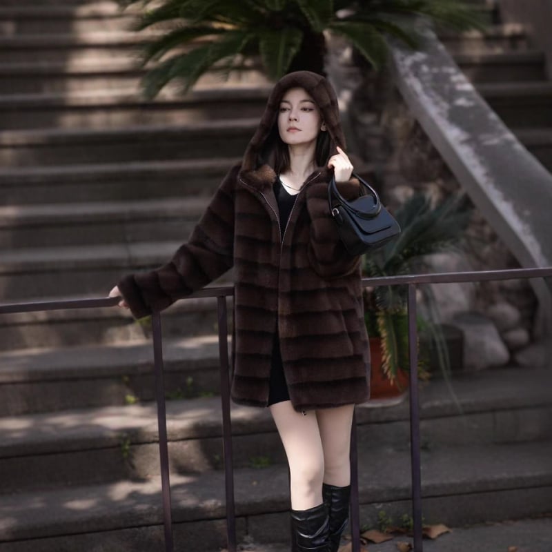 Дамско палто от изкуствен пух с качулка, средно дълго, дълги ръкави, зима 2025