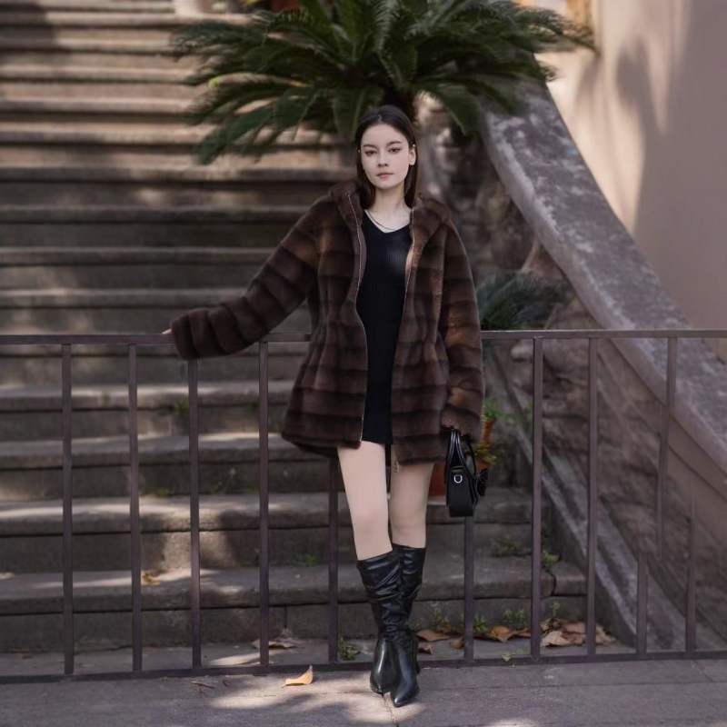 Дамско палто от изкуствен пух с качулка, средно дълго, дълги ръкави, зима 2025