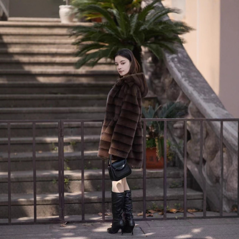 Дамско палто от изкуствен пух с качулка, средно дълго, дълги ръкави, зима 2025