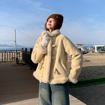 Sieviešu kažokādas mētelis no jēra vilnas, vidēja garuma, lotusa lapas formas apkakle, brīvs piegriezums, 3/4 garuma piedurknes, vienkrāsains raksts, ziema 2025, poliester 95%+