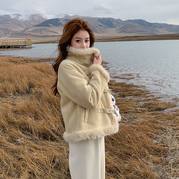 Sieviešu kažokādas mētelis no jēra vilnas, vidēja garuma, lotusa lapas formas apkakle, brīvs piegriezums, 3/4 garuma piedurknes, vienkrāsains raksts, ziema 2025, poliester 95%+