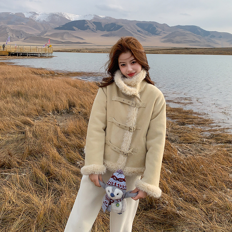 Sieviešu kažokādas mētelis no jēra vilnas, vidēja garuma, lotusa lapas formas apkakle, brīvs piegriezums, 3/4 garuma piedurknes, vienkrāsains raksts, ziema 2025, poliester 95%+