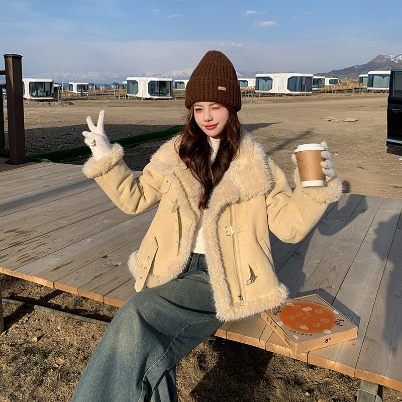 Sieviešu kažokādas mētelis no jēra vilnas, vidēja garuma, lotusa lapas formas apkakle, brīvs piegriezums, 3/4 garuma piedurknes, vienkrāsains raksts, ziema 2025, poliester 95%+