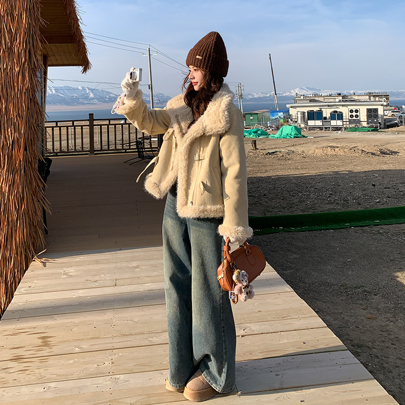 Sieviešu kažokādas mētelis no jēra vilnas, vidēja garuma, lotusa lapas formas apkakle, brīvs piegriezums, 3/4 garuma piedurknes, vienkrāsains raksts, ziema 2025, poliester 95%+