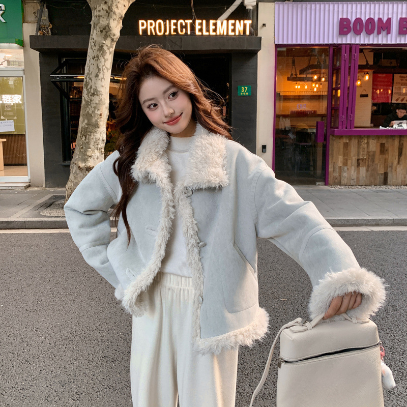 Sieviešu kažokādas mētelis no aitādas ar lotosa lapas apkakli, 9/4 piedurknes, vidēja biezuma, poliesteris 95%+