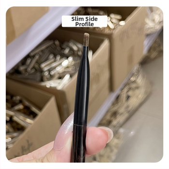 Наклонена четка за вежди с козина от енот, ебонова дръжка, дълга дръжка, единична опаковка