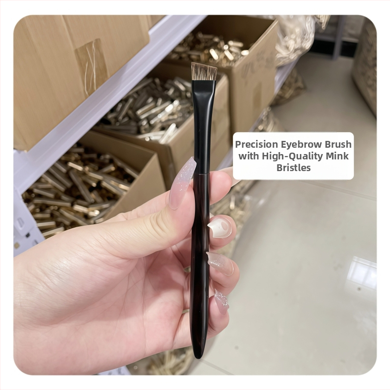 Наклонена четка за вежди с козина от енот, ебонова дръжка, дълга дръжка, единична опаковка