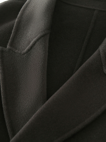 Vyriškas vilninis paltas iš 100% vilnos, dviejų eilių sagčių užsegimas, laisvas kirpimas, be pamušalo, vientisa spalva