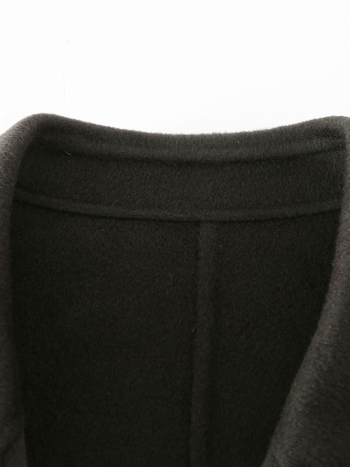 Vyriškas vilninis paltas iš 100% vilnos, dviejų eilių sagčių užsegimas, laisvas kirpimas, be pamušalo, vientisa spalva