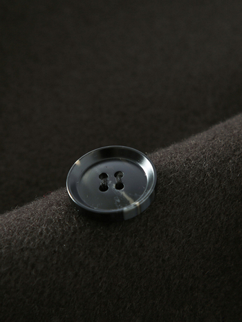 Vyriškas vilninis paltas iš 100% vilnos, dviejų eilių sagčių užsegimas, laisvas kirpimas, be pamušalo, vientisa spalva