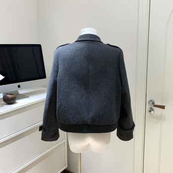 Īsa jaka no kokvilnas un kapoka maisījumuma, 5/4 piedurknes, vienkārša priekšējā aizdare ar pogām, augsts viduklis, ziemas 2025