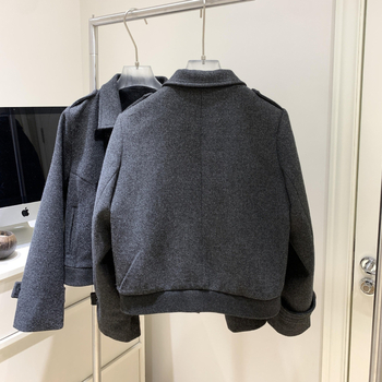 Īsa jaka no kokvilnas un kapoka maisījumuma, 5/4 piedurknes, vienkārša priekšējā aizdare ar pogām, augsts viduklis, ziemas 2025