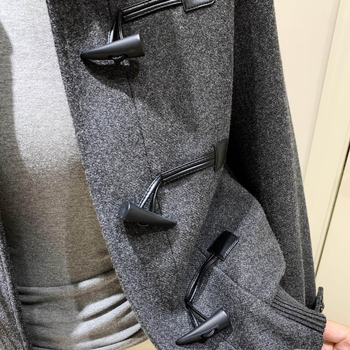 Īsa jaka no kokvilnas un kapoka maisījumuma, 5/4 piedurknes, vienkārša priekšējā aizdare ar pogām, augsts viduklis, ziemas 2025