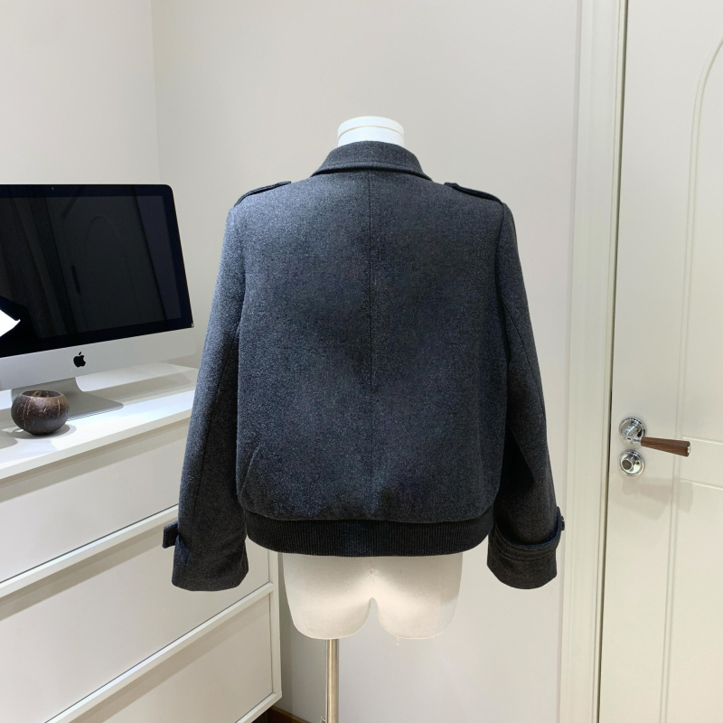 Īsa jaka no kokvilnas un kapoka maisījumuma, 5/4 piedurknes, vienkārša priekšējā aizdare ar pogām, augsts viduklis, ziemas 2025