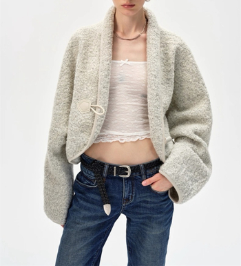 Sieviešu vilnas jaka ar atvērtām plecu malām, raga pogām, šalles apkakle, slēgšana ar vienu pogu, vidēja garuma, japāņu/korejiešu ikdienas stils