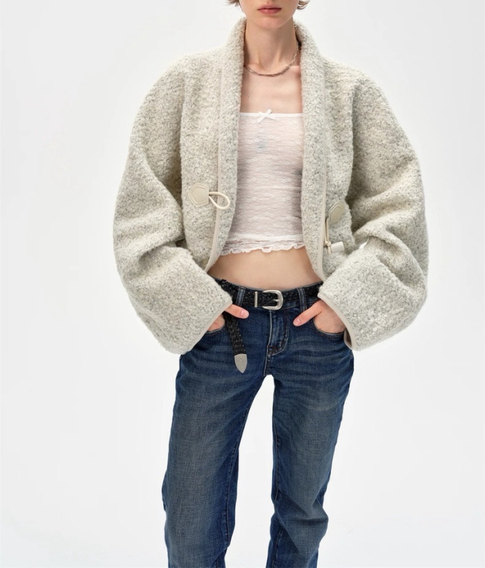 Sieviešu vilnas jaka ar atvērtām plecu malām, raga pogām, šalles apkakle, slēgšana ar vienu pogu, vidēja garuma, japāņu/korejiešu ikdienas stils