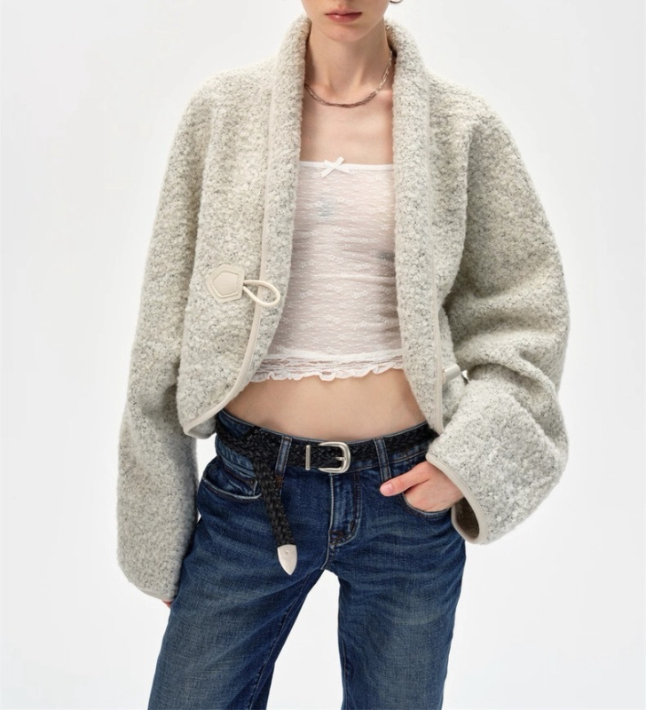 Sieviešu vilnas jaka ar atvērtām plecu malām, raga pogām, šalles apkakle, slēgšana ar vienu pogu, vidēja garuma, japāņu/korejiešu ikdienas stils