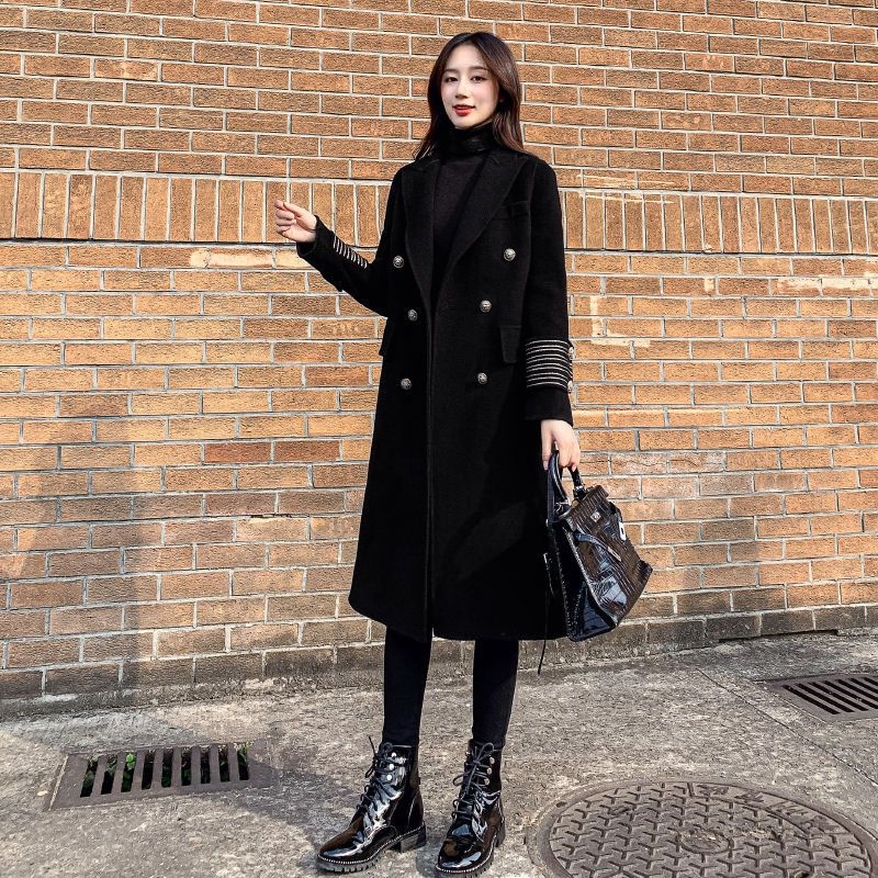 Sieviešu tvīda mētelis, bieza vilnas ar poliesteru audums, vidēja garuma 65–80 cm, pusatvērta apkakle