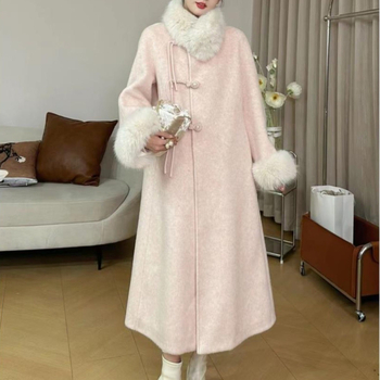 Vilnas mētelis ar flīsa iekšējo apdari un mākslīgās kažokādas apkakli, vidēja garuma, brīvs siluets, garās raglāna piedurknes