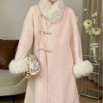 Vilnas mētelis ar flīsa iekšējo apdari un mākslīgās kažokādas apkakli, vidēja garuma, brīvs siluets, garās raglāna piedurknes