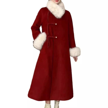 Vilnas mētelis ar flīsa iekšējo apdari un mākslīgās kažokādas apkakli, vidēja garuma, brīvs siluets, garās raglāna piedurknes