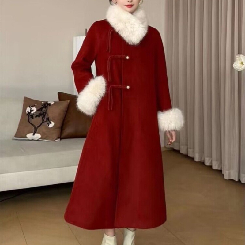 Vilnas mētelis ar flīsa iekšējo apdari un mākslīgās kažokādas apkakli, vidēja garuma, brīvs siluets, garās raglāna piedurknes