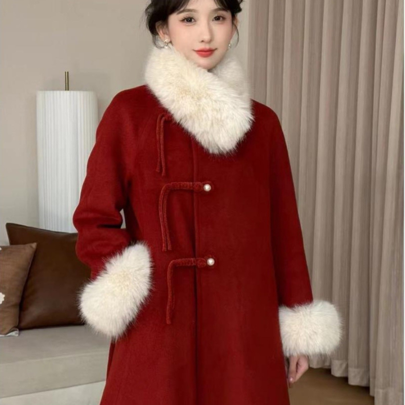 Vilnas mētelis ar flīsa iekšējo apdari un mākslīgās kažokādas apkakli, vidēja garuma, brīvs siluets, garās raglāna piedurknes