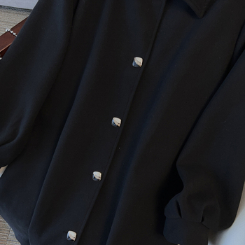 Sieviešu vilnas maisījuma mētelis, rudens–ziemas sezona, garš siluets, 80–100 cm garums, apkakle ar pogām, garas piedurknes, biroja stils