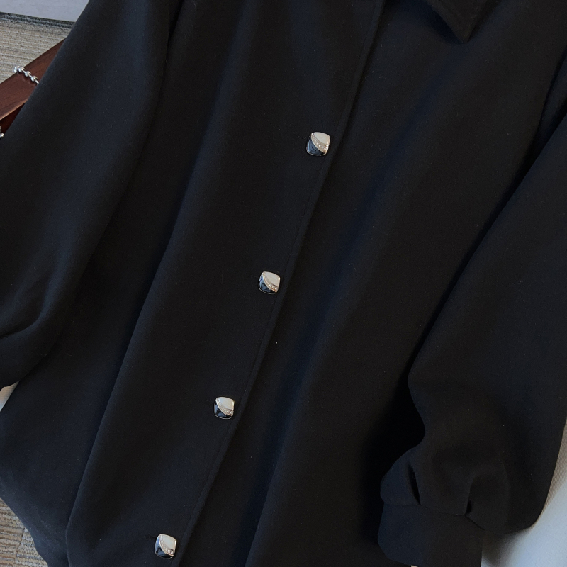 Sieviešu vilnas maisījuma mētelis, rudens–ziemas sezona, garš siluets, 80–100 cm garums, apkakle ar pogām, garas piedurknes, biroja stils